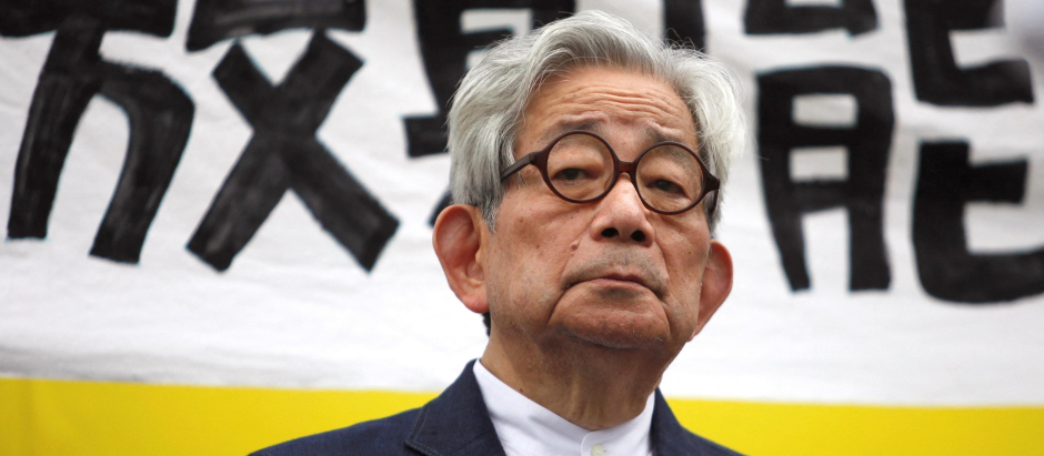 El escritor Kenzaburo Oe falleció hace una semana, aunque no se había comunicado hasta hoy