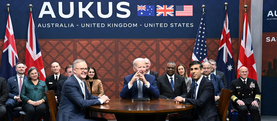 Joe Biden presidente de EE.UU. junto a los primeros ministros de Reino Unido, Rishi Sunak y el de Australia Anthony Albanese (Iz)
