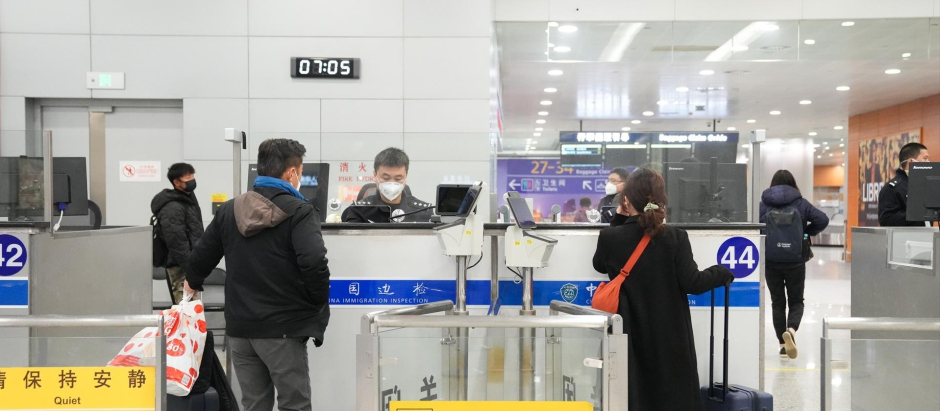 Varios pasajeros en el aeropuerto de Shanghái