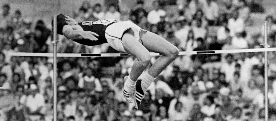 El atleta Dick Fosbury durante el salto con el que logró el oro en los JJOO de México 1968