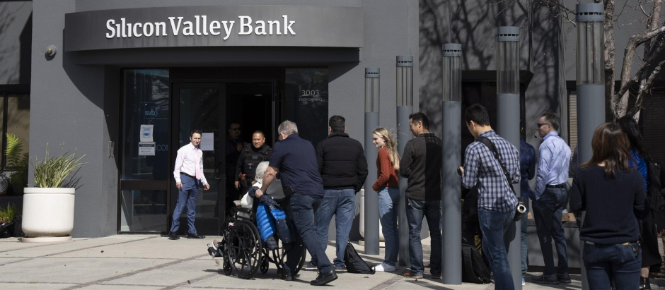 Varias personas han cola en la sede del Silicon Valley Bank.