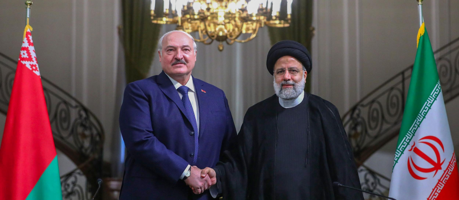 presidente de Irán, Ebrahim Raisi (derecha), y al presidente de Bielorrusia, Alexander Lukashenko