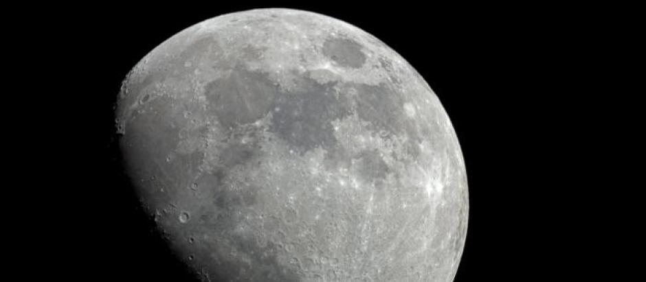 La superficie lunar está sembrada de cráteres