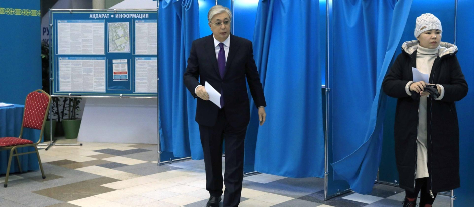 HANDOUT - 20 November 2022, Kazakhstan, Astana: Kazakh President Kassym-Jomart Tokayev casts his vote at a polling station in Astana, during Kazakhstan's snap presidential election. Photo: -/Kazakhstan's President Press Office/dpa - ATTENTION: editorial use only and only if the credit mentioned above is referenced in full
-/Kazakhstan's President Press O / DPA
(Foto de ARCHIVO)
20/11/2022 ONLY FOR USE IN SPAIN