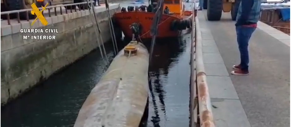 Las maniobras de la Guardia Civil para izar el narcosubmarino de Isla de Arosa