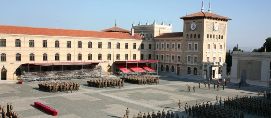 Acto en el patio de la Academia