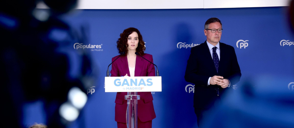 La presidenta del PP de Madrid, Isabel Díaz Ayuso junto al secretario general de los populares madrileños, Alfonso Serrano