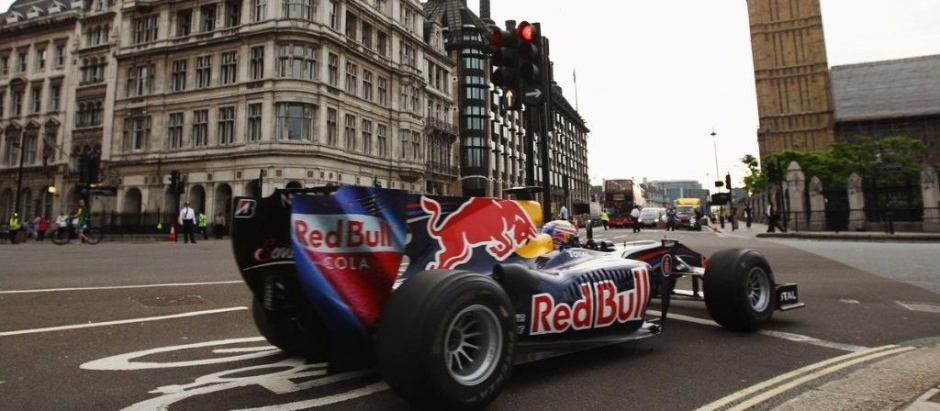Un Red Bull, frente al Big Ben, durante una exhibición en el centro de Londres
