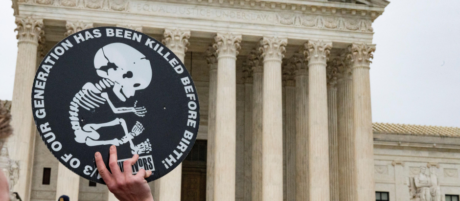 Un activista provida sostiene un cartel frente a la Corte Suprema de EE.UU.