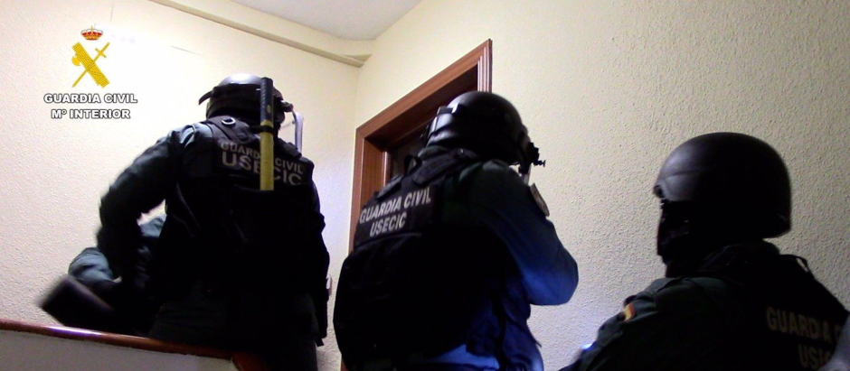 Agentes de la Guardia Civil, en plena operación para desmantelar una organización especializada en la estafa de la 'maleta boliviana'