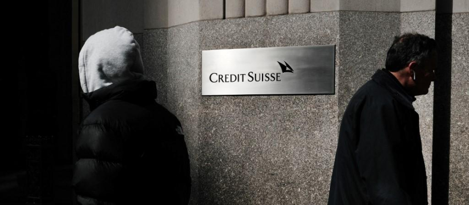 Varias personas pasean frente a la sede de Credit Suisse en Nueva York.