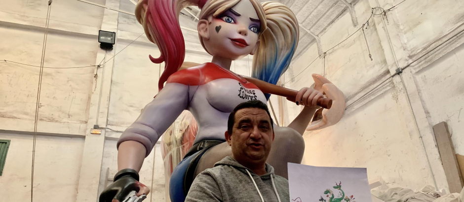 El artista fallero Ximo Esteve, en su taller de Valencia, con un boceto y una de las fallas de este año, que representa al personaje de cómic Harley Quinn