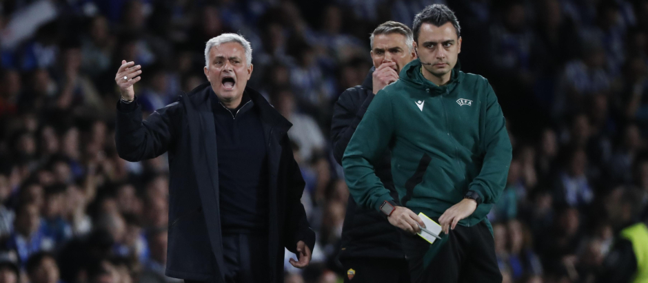 El técnico del AS Roma José Mourinho reacciona durante el partido de octavos de final de la Europa League ante la Real Sociedad