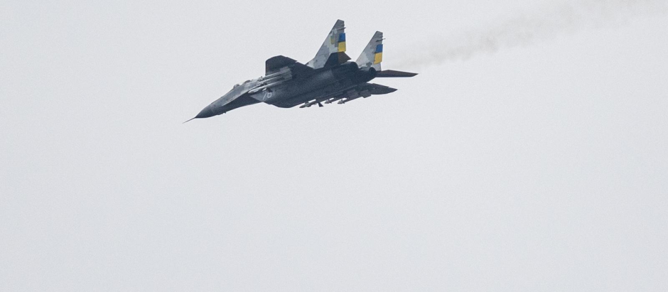 Avión de combate ucraniano MIG-29 volando sobre el este de Ucrania