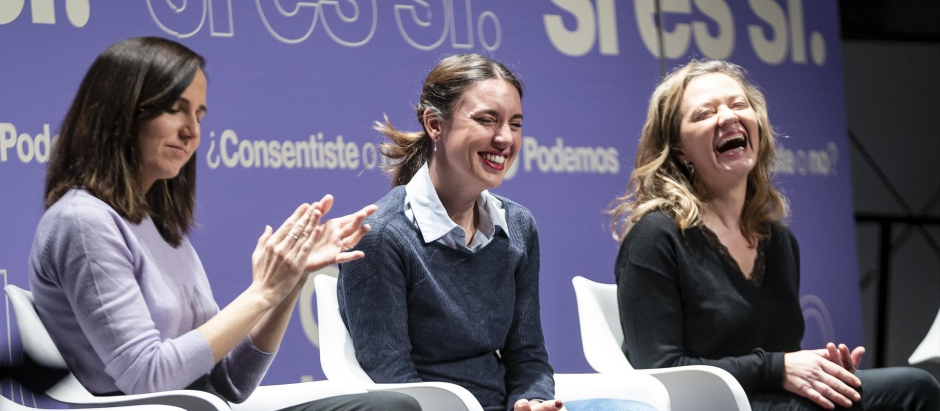 La secretaria general de Podemos y ministra de Derechos Sociales y Agenda 2030, Ione Belarra; la ministra de Igualdad, Irene Montero; y la delegada del Gobierno contra la violencia de género, Vicky Rosell