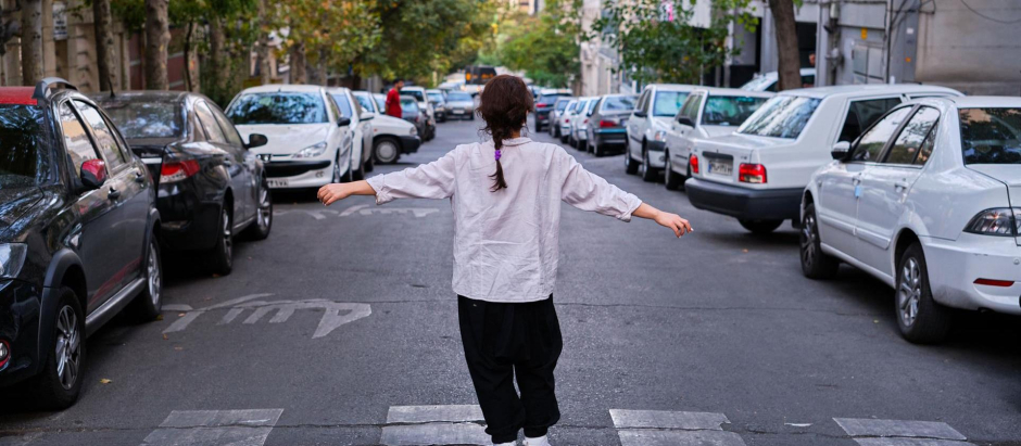 Una mujer posa en Teherán sin el velo islámico a modo de protesta contra el régimen de los ayatolás