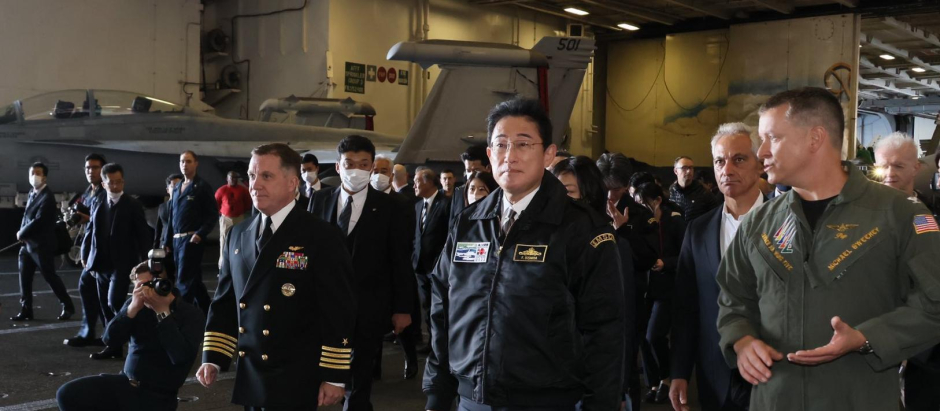 Fumio Kishida, primer ministro de Japón a bordo del portaviones estadounidense USS Ronald Reagan