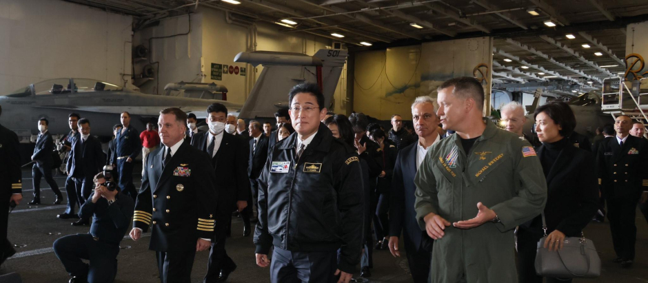 Fumio Kishida, primer ministro de Japón a bordo del portaviones estadounidense USS Ronald Reagan