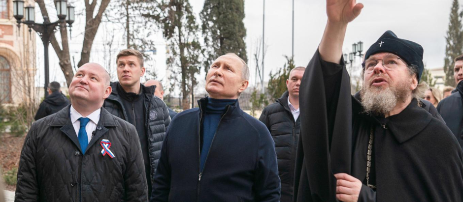 El gobernador de la ciudad portuaria de Sebastopol, Mikhail Razvozhayev (izquierda), el presidente Vladimir Putin (centro), el padre Tikhon Shevkunov (derecha).Servicio de prensa del gobernador de Sebastopol/TA