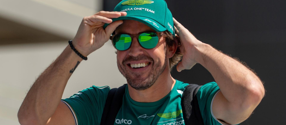 El piloto español Fernando Alonso llega al circuito Corniche de Jeddah, en Arabia Saudí