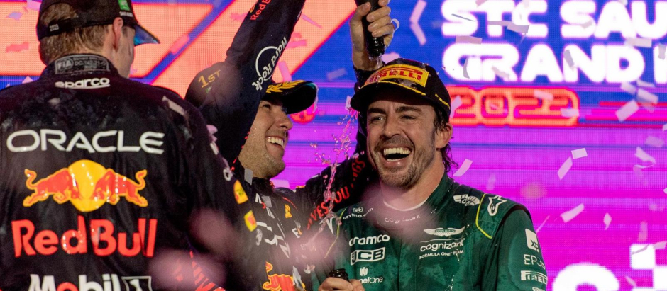 Fernando Alonso celebra su podio número 100 con Pérez y Verstappen