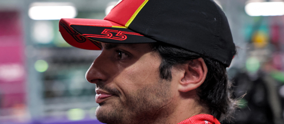 Carlos Sainz espera al inicio del Gran Premio de Arabia Saudí