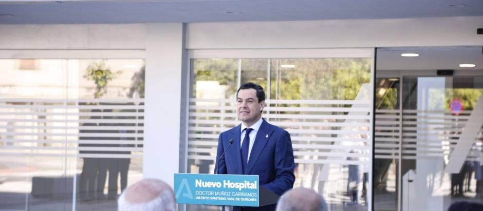 El presidente de la Junta de Andalucía, Juanma Moreno, en la apertura del Hospital Doctor Muñoz Cariñanos