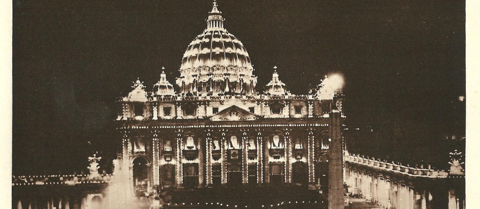 La Basílica de San Pedro iluminada con miles de cirios por la canonización de Teresa de Lisieux en 1925