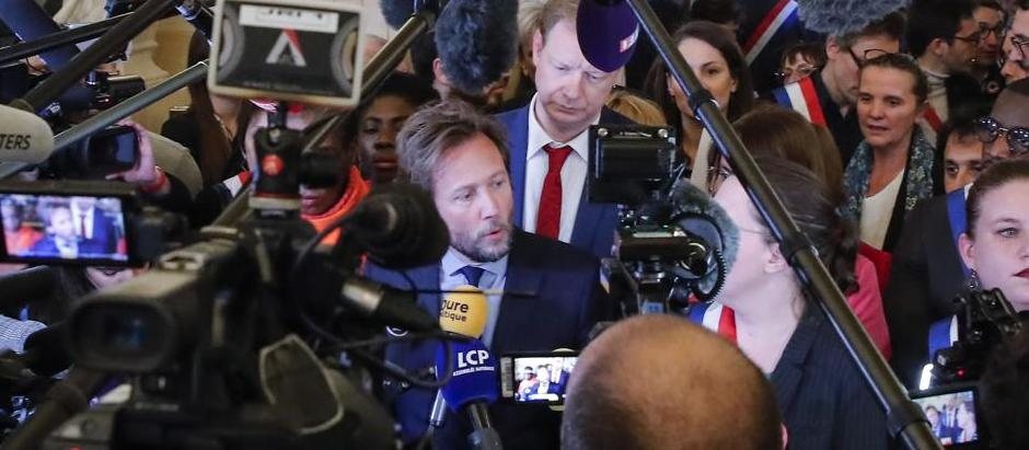 El miembro del Parlamento del Partido Socialista Francés (PS) Boris Vallaud (C) habla con los medios de comunicación después de que se rechazara la primera moción de censura contra el gobierno