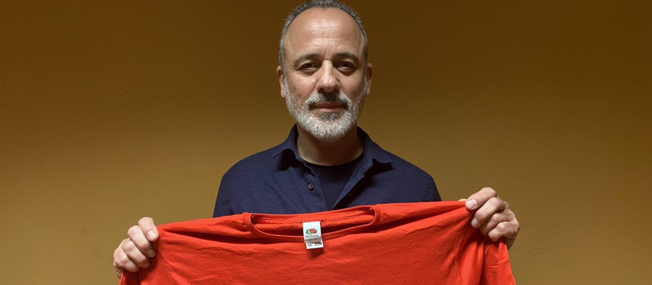 Javier Guiérrez mostrando la camiseta de la donación