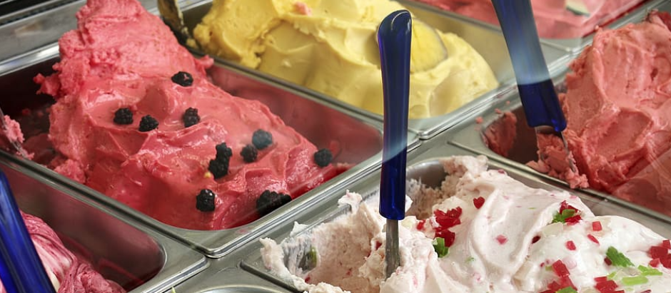 Diferentes sabores de helados con sus "fundereleles"