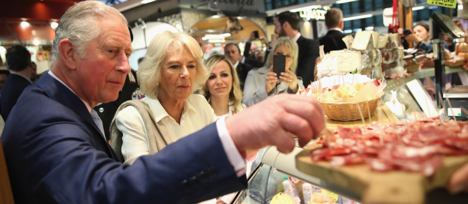 Prince Charles of Wales and Camilla Duchess of Cornwall visit Sant'Ambrogio Market on the sixth day of his nine-day European tour.
en la foto : jamon serrano