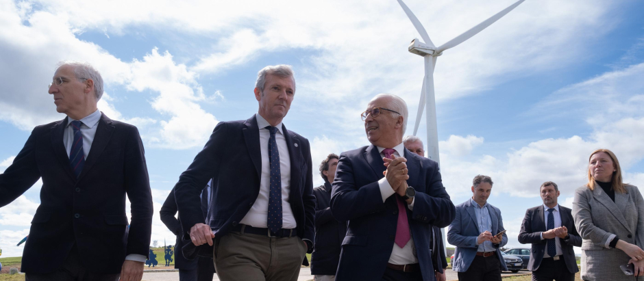 El presidente de la Xunta de Galicia, Alfonso Rueda, visita un parque eólico