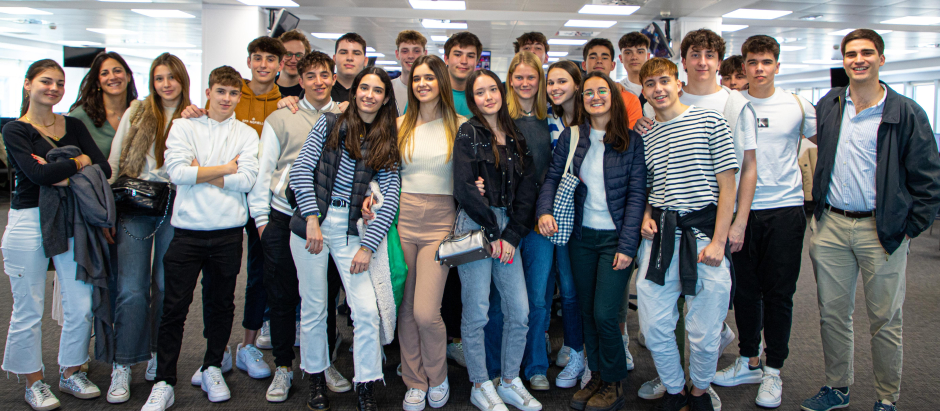 Alumnos del colegio Abat Oliba-Loreto CEU de Barcelona visitan la redacción de El Debate