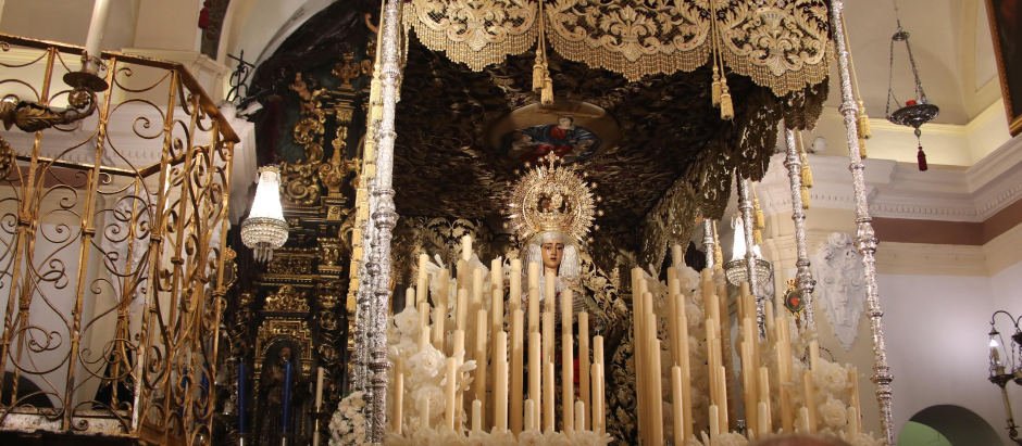 Virgen de la Caridad, de la Hermandad del Baratillo, durante la Semana Santa en Sevilla
en la foto : Fajín donado por la familia Franco