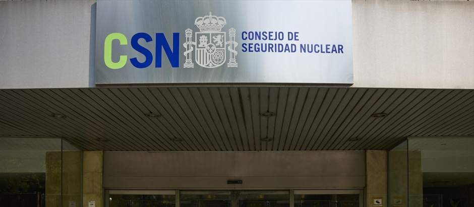 Entrada principal de la sede del Consejo de Seguridad Nuclear (CSN