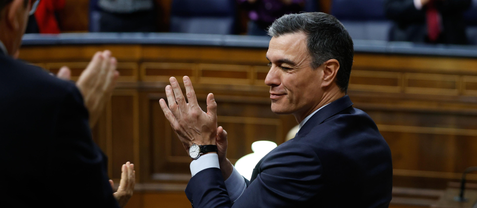 Pedro Sánchez guiña un ojo a los diputados del PSOE al término de la votación