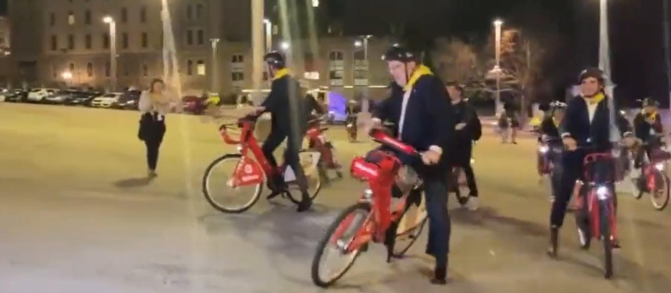 El alcalde de Bilbao, Juan Mari Aburto, segundos antes de caerse de una bicicleta