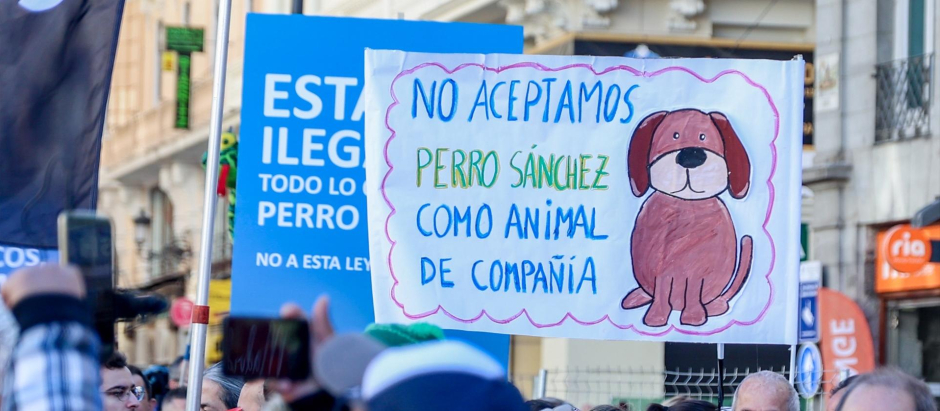 Varias pancartas durante una protesta contra la Ley del Bienestar Animal en Madrid