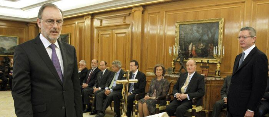 El exparlamentario Álvaro Cuesta (i), jura o promete su cargo como nuevo vocal del Consejo General del Poder Judicial (CGPJ), ante el ministro de Justicia, Alberto Ruiz Gallardón