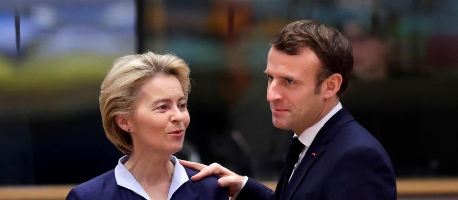 La presidenta de la Comisión Europea (CE), Ursula Von der Leyen, conversa con el presidente francés, Emmanuel Macron,