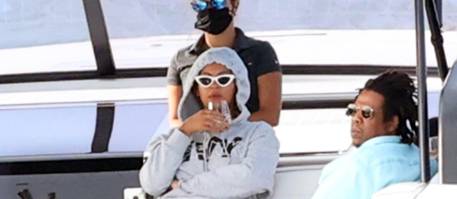 Beyoncé junto a su marido, Jay-Z, en un barco en los Hamptons