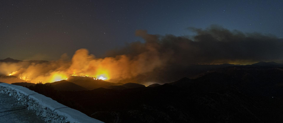 Fuego del incendio forestal originado en Villanueva de Viver visto desde el pico de Santa Bárbara