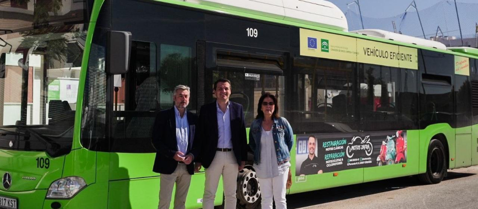 Miguel Ángel Torrico, José María Bellido y Ana Tamayo junto a un autobús de la Línea 3.