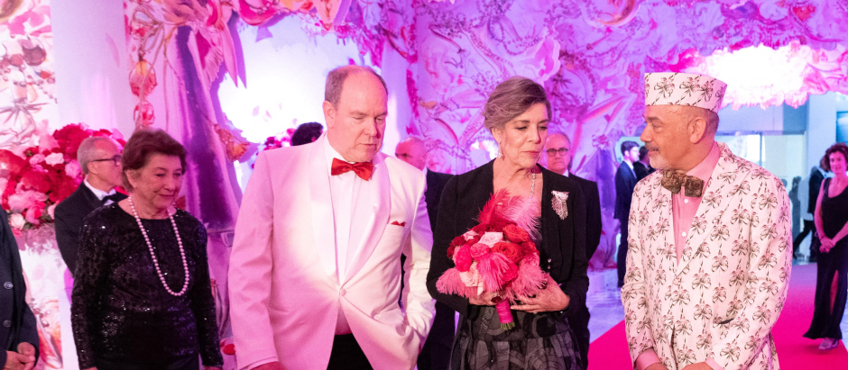 El Príncipe Alberto y la Princesa Carolina de Mónaco, junto al diseñador Christian Louboutin en el Baile de la Rosa de 2022