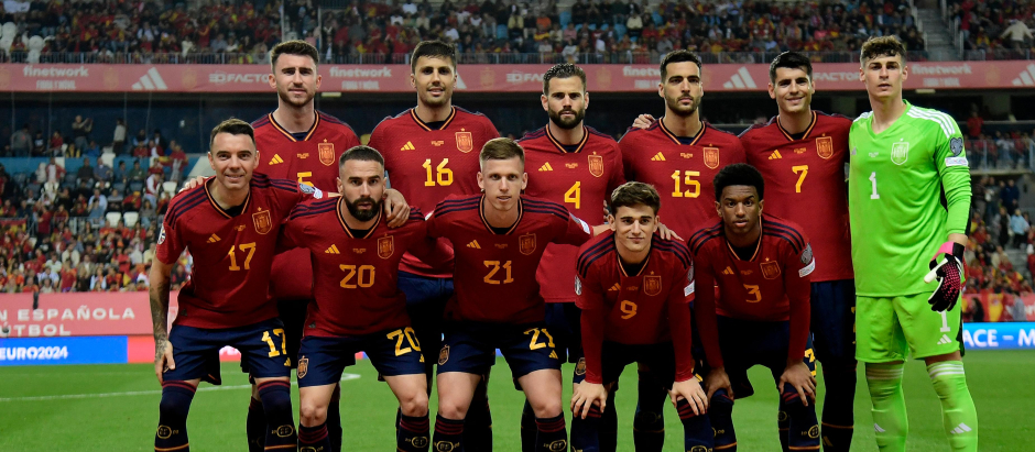 Foto oficial de los jugadores de la selección en el partido entre España y Noruega