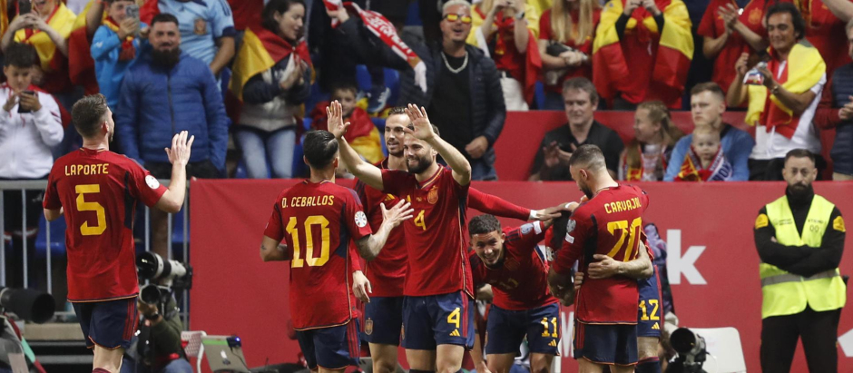 Los jugadores de la selección española de fútbol celebran el tercer gol ante Noruega