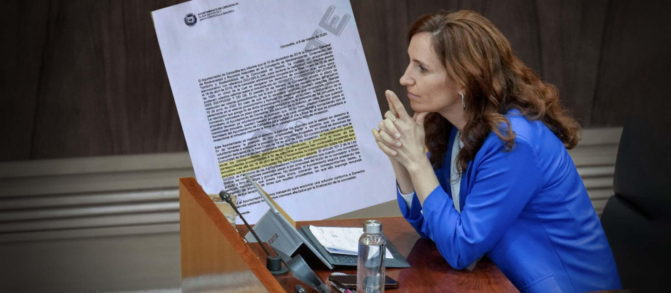 Mónica García y el escrito que ha recibido del Ayuntamiento de Cercedilla
