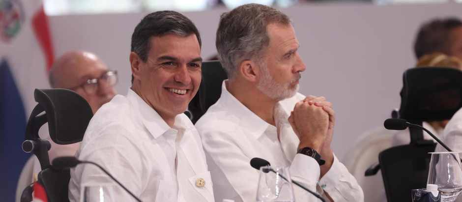Pedro Sánchez y Felipe VI, durante la XXVIII Cumbre Iberoamericana de Jefes de Estado y de Gobierno, en Santo Domingo