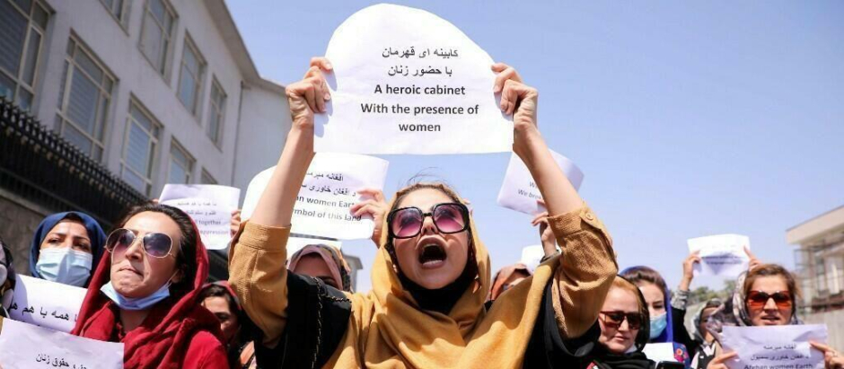 Mujeres afganas protestan contra los talibanes en Kabul